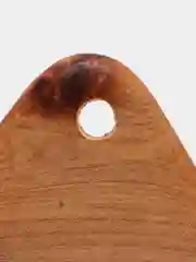 Подвеска из можжевельника, треугольная