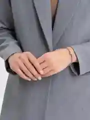 Серебряный незамкнутый браслет женский, с сердцем