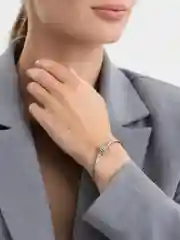 Серебряный незамкнутый браслет женский, с сердцем