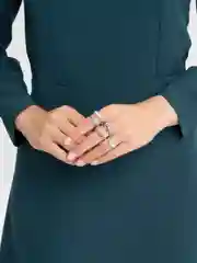 Алый набор женских колец, разные виды