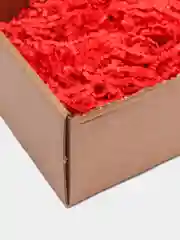 Красный коробка подарочная, картонная, с бумажным наполнителем