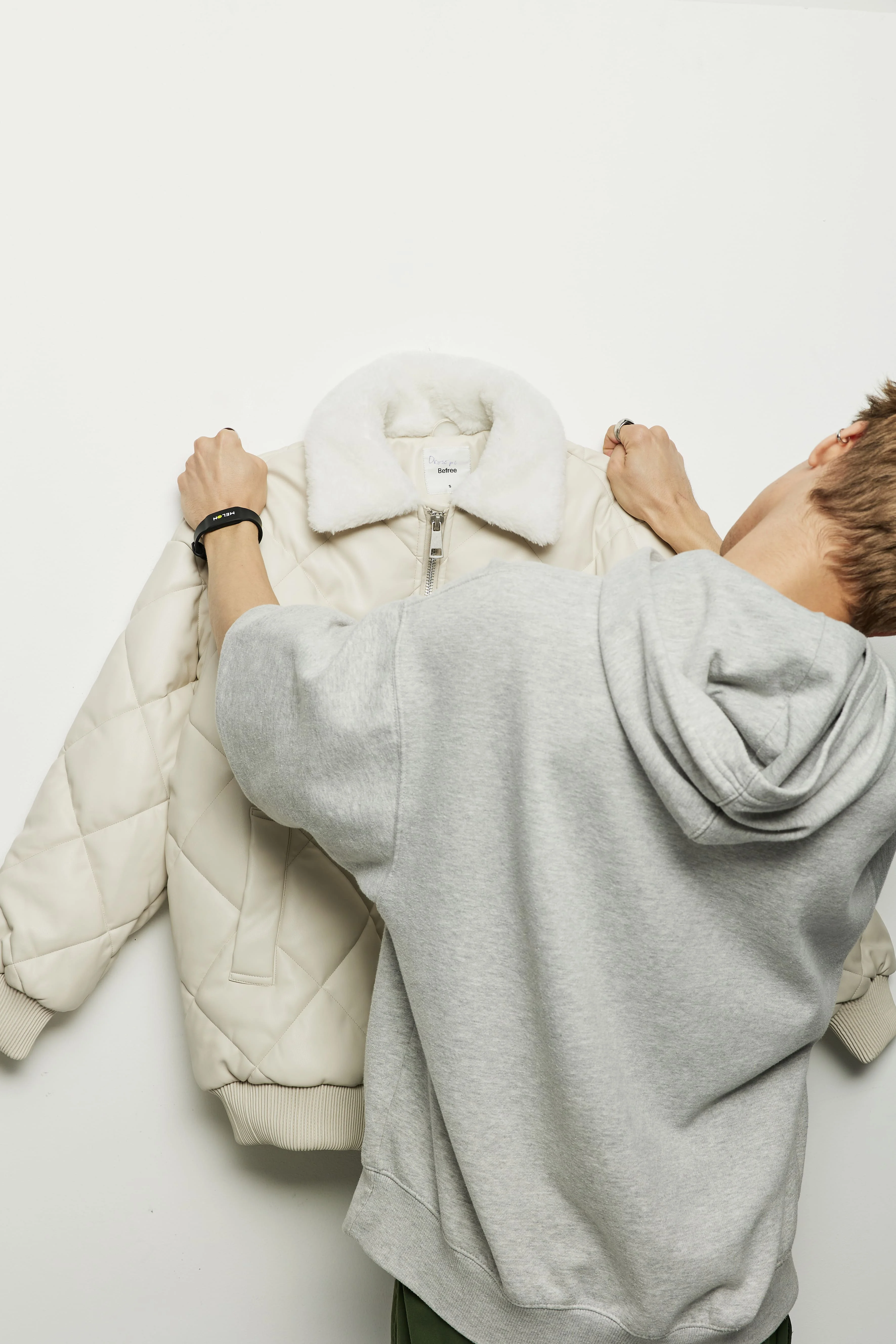 Молочный куртка-бомбер Befree oversize из экокожи с меховым воротником
