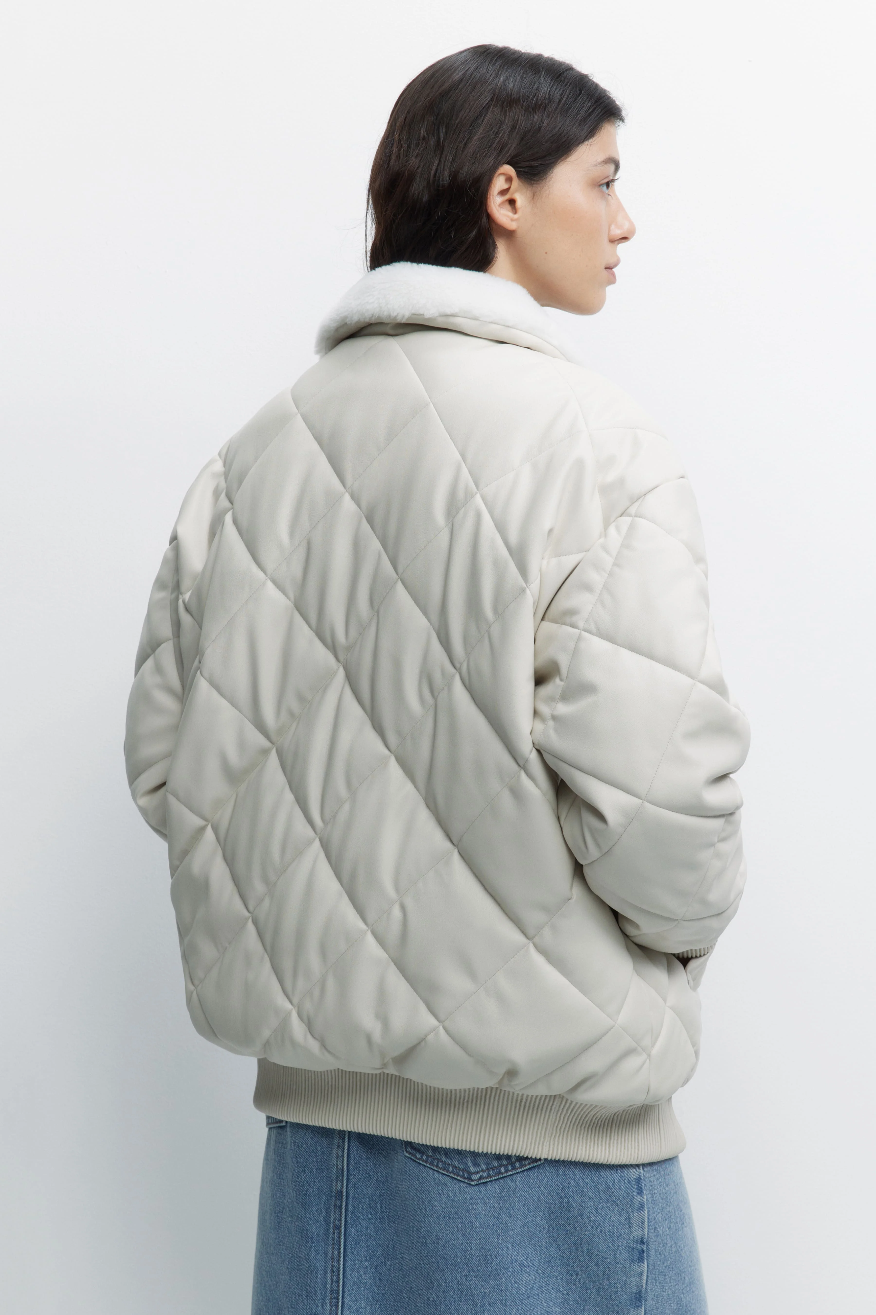 Молочный куртка-бомбер Befree oversize из экокожи с меховым воротником