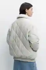 Молочный куртка-бомбер Befree oversize из экокожи с меховым воротником