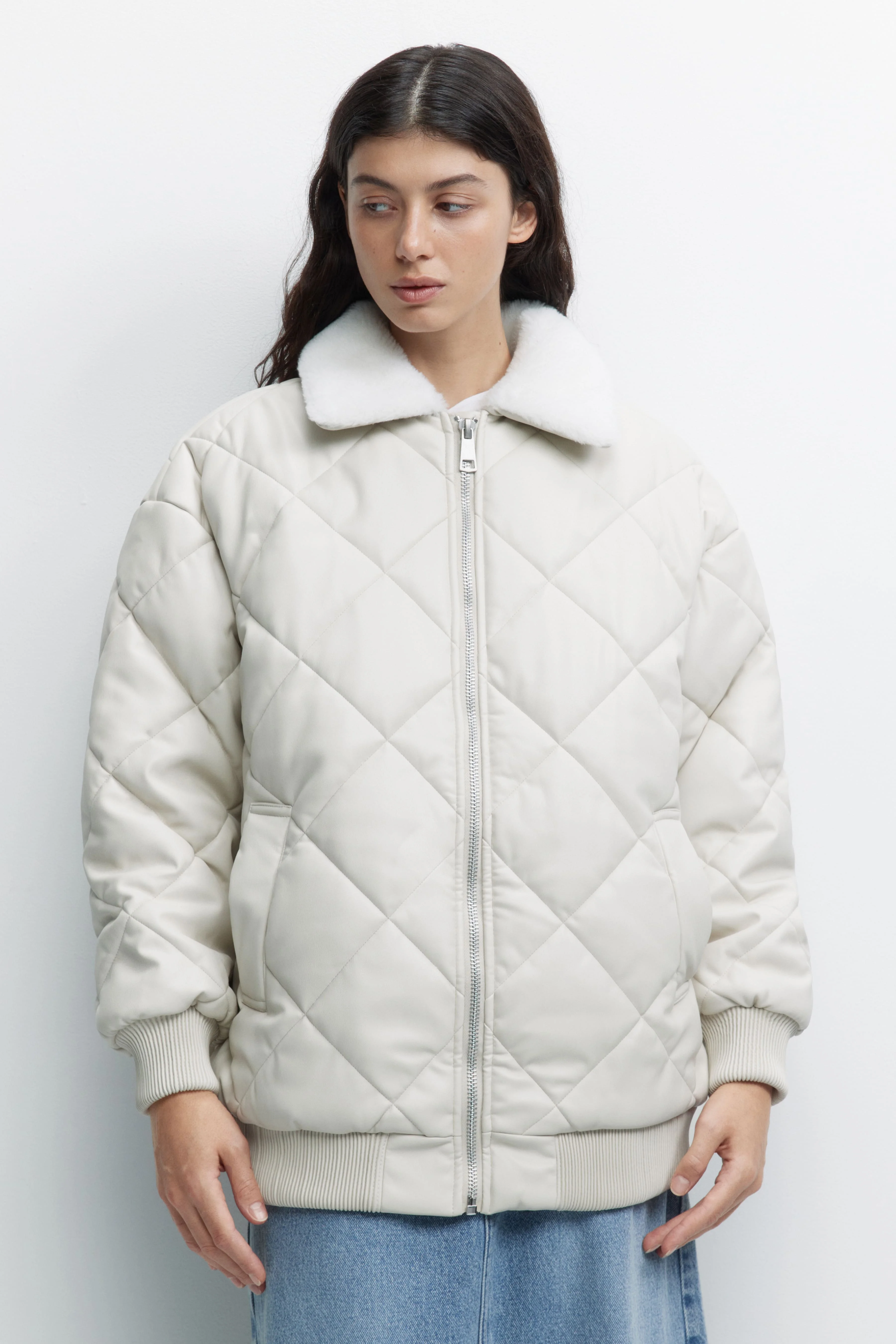 Молочный куртка-бомбер Befree oversize из экокожи с меховым воротником