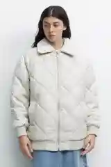 Молочный куртка-бомбер Befree oversize из экокожи с меховым воротником