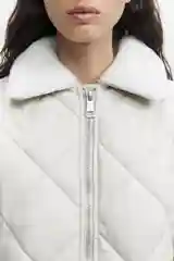 Молочный куртка-бомбер Befree oversize из экокожи с меховым воротником