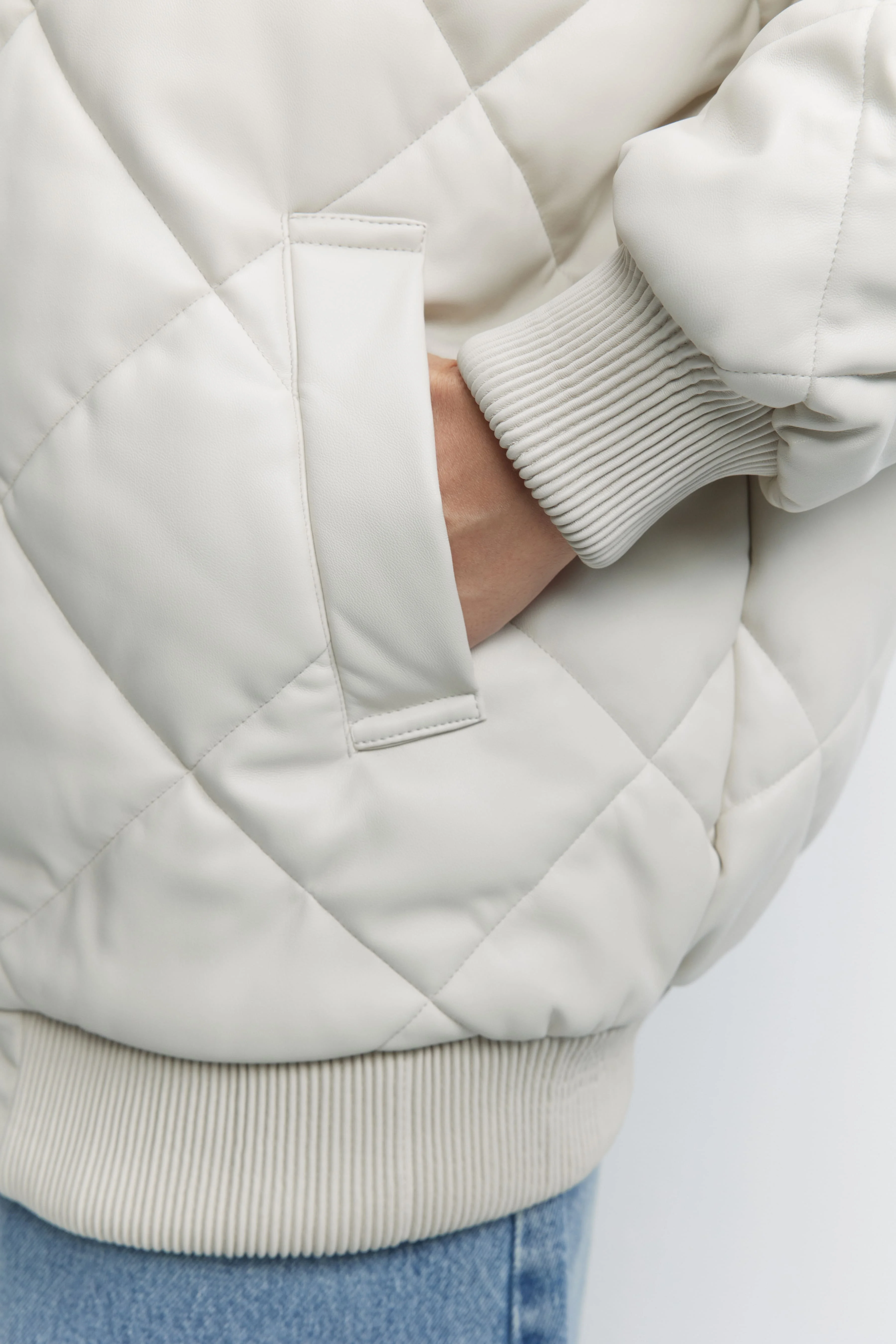 Молочный куртка-бомбер Befree oversize из экокожи с меховым воротником