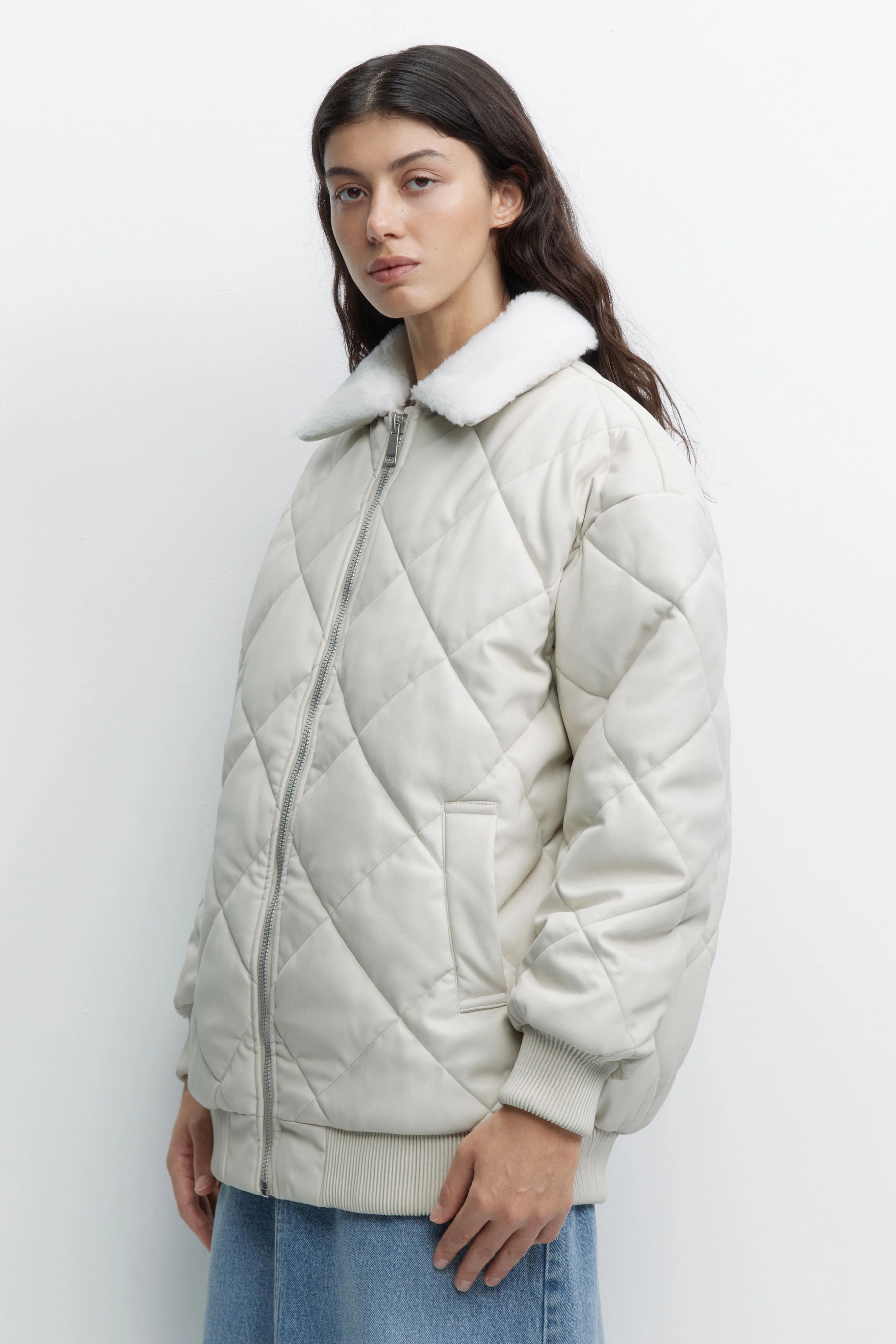 Молочный куртка-бомбер Befree oversize из экокожи с меховым воротником