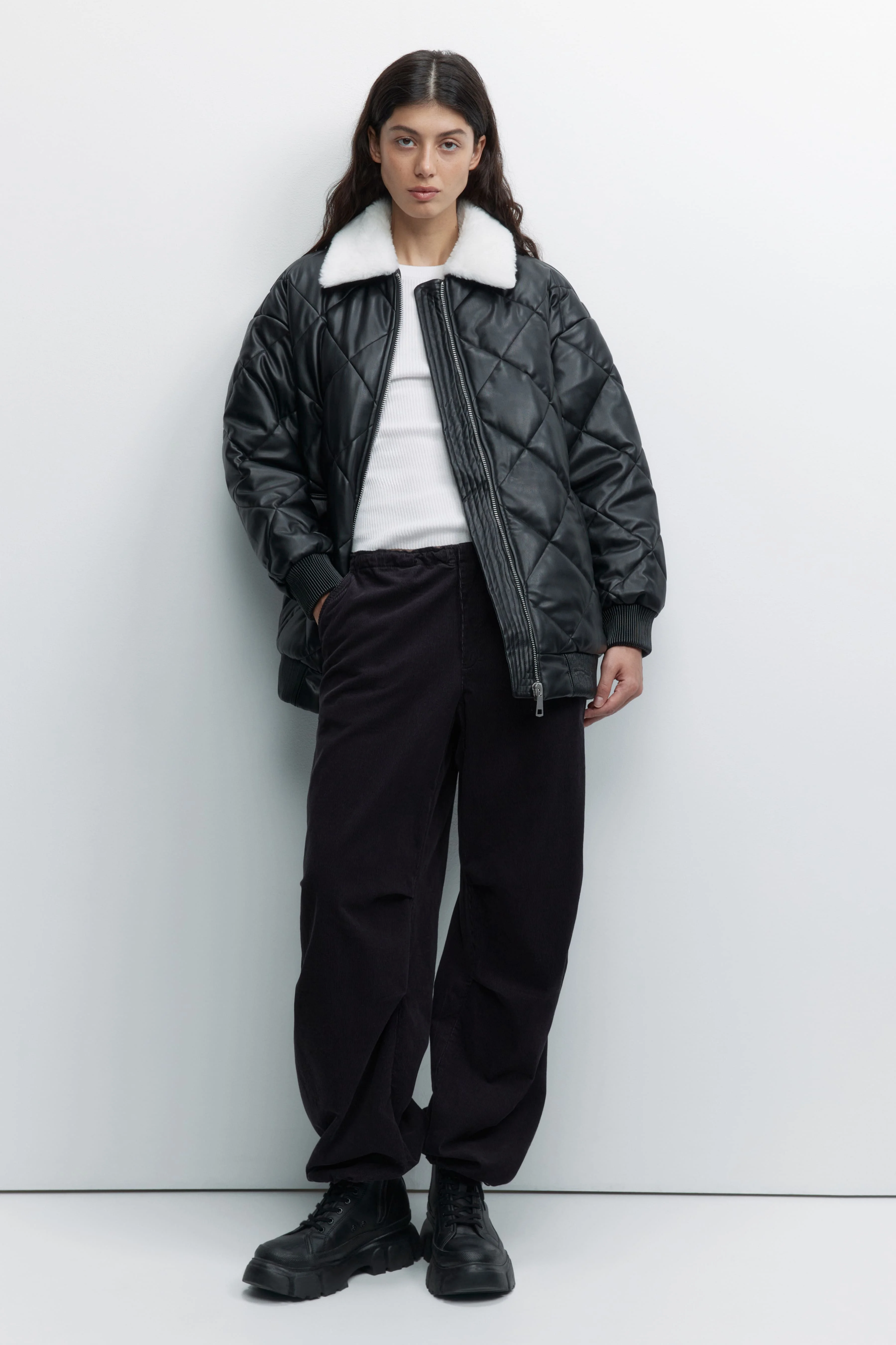 Черный куртка-бомбер Befree oversize из экокожи с меховым воротником