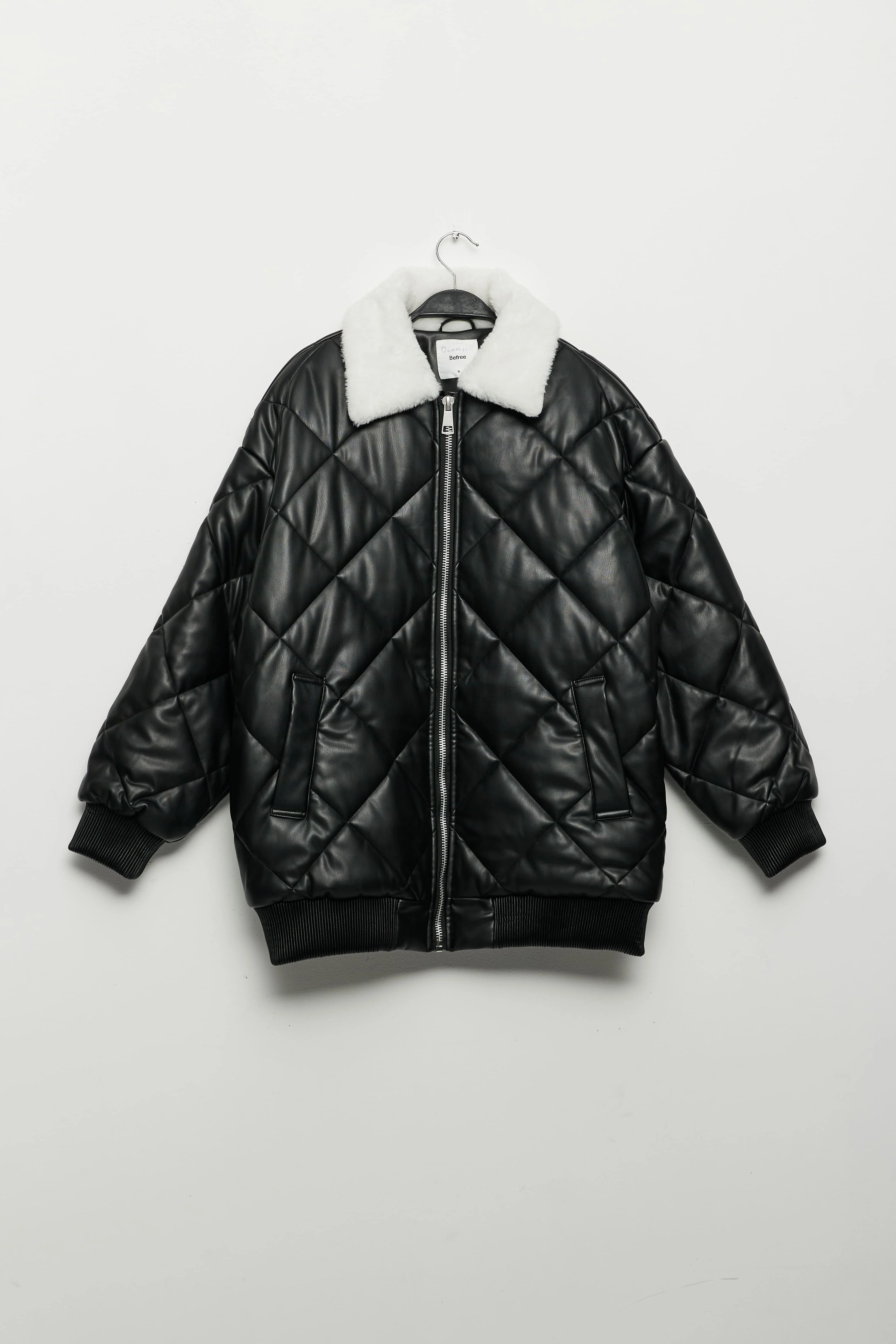Черный куртка-бомбер Befree oversize из экокожи с меховым воротником