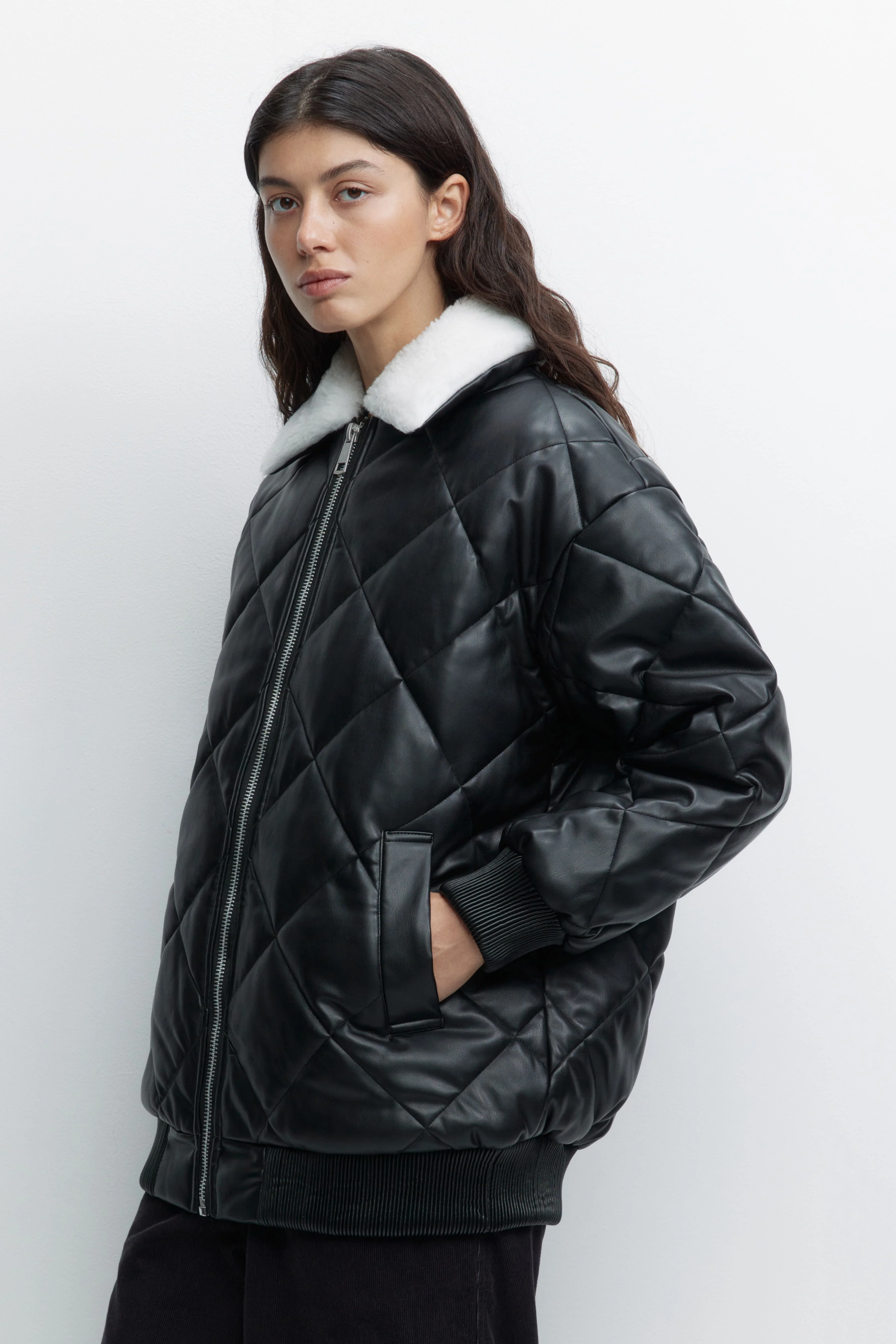 Черный куртка-бомбер Befree oversize из экокожи с меховым воротником