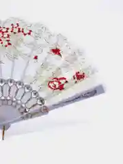 Молочный веер кружевной /деревянный складной