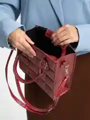 Багровый сумка мессенджер на плечо