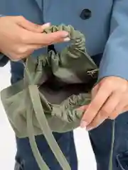Лесной зеленый сумка с круглой ручкой и длинным ремешком