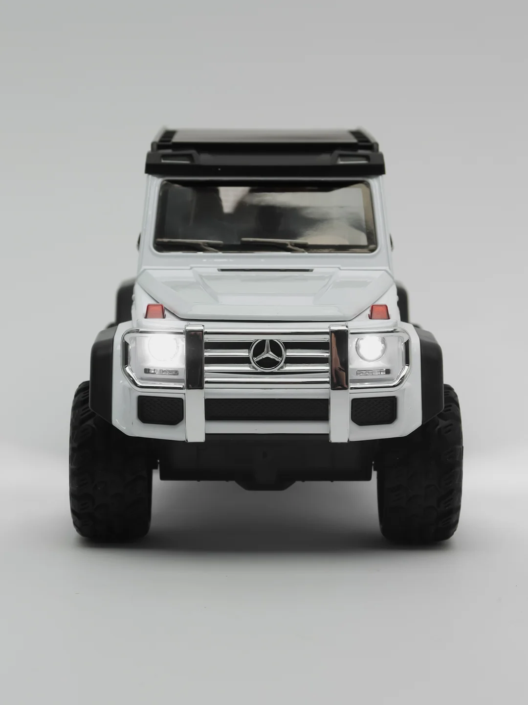 Белый металлическая машинка Mercedes-Benz Гелендваген с имитацией дыма, выхлопа