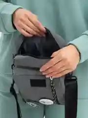 Серый сумка через плечо