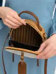 Бежевый сумка женская, круглая, с ручкой и длинным ремешком