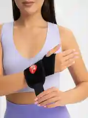 Черный бандаж для запястья