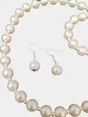 Комплект из жемчуга: серьги, бусы и браслет