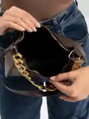 Коричневый сумка багет с модной цепью
