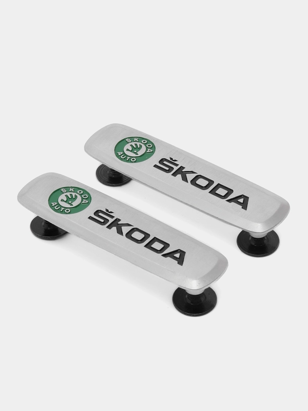 Комплект шильдиков металлических с эмблемой авто "SKODA" и 4 винтовыми креплениями (Пара)