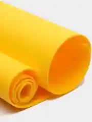 Желтый коврик для йоги