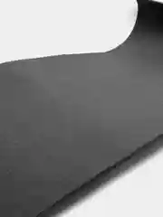 Черный коврик для йоги