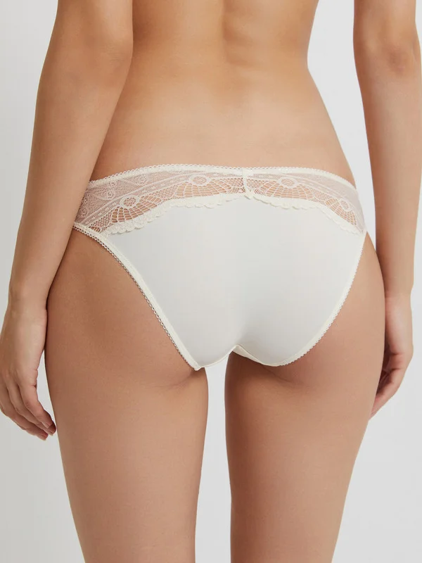 Молочный трусы женские Infinity Lingerie классические, из эластичного полотна с кружевом