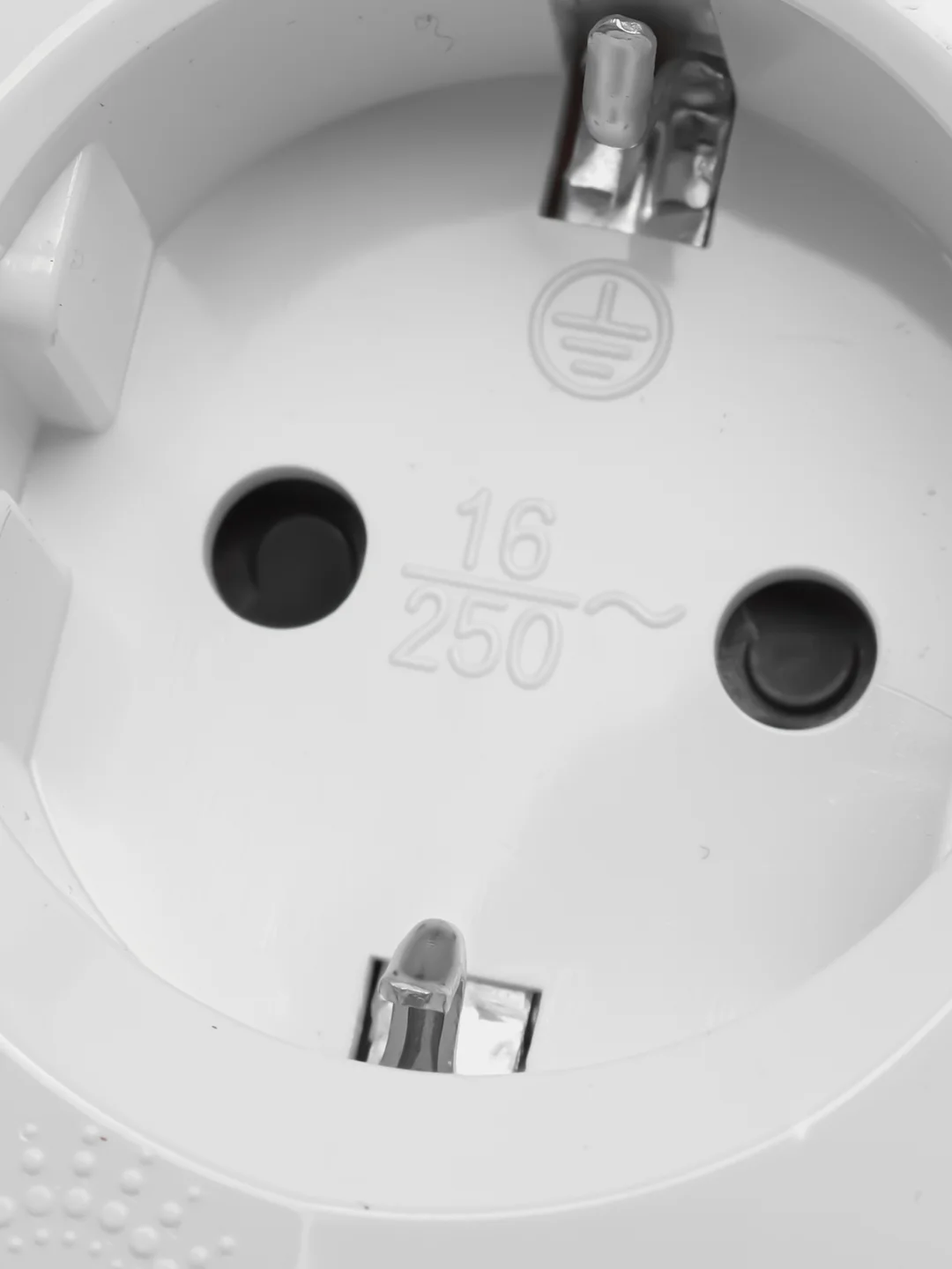 Белый тройник - адаптер "Polynom" 1 гнездо 220V + 2xUSB 2100mA, c заземлением
