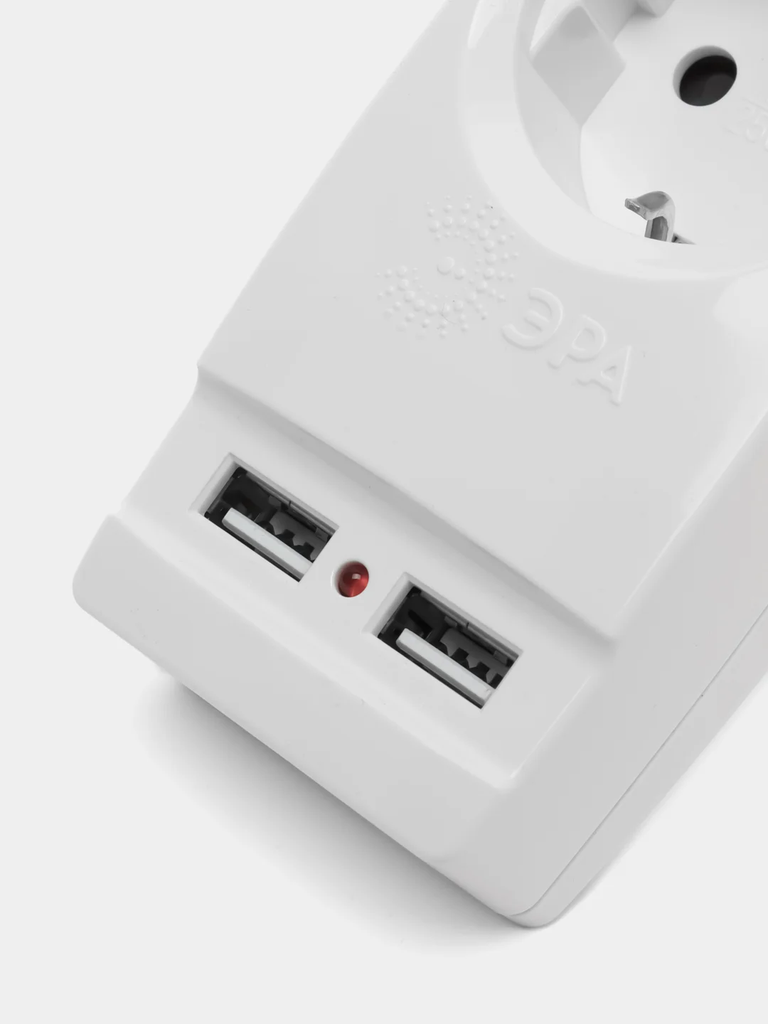 Белый тройник - адаптер "Polynom" 1 гнездо 220V + 2xUSB 2100mA, c заземлением