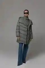 Оливковый пальто женское INCITY утепленное, с воротником-стойкой и объемным капюшоном