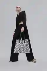 Белый сумка-тоут женская INCITY из экокожи, с черно-белым фактурным змеиным принтом