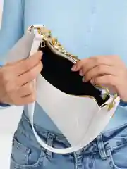 Белый сумка багет с модной цепью