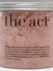 The Act  Детокс-скраб для тела, соль для ванн с гимал. солью, маслом грейп. и кокос, 300 г