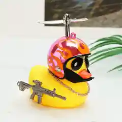 Уточка с ружьём в машину, игрушка утка в шлеме с пропеллером и в очках, в автомобиль