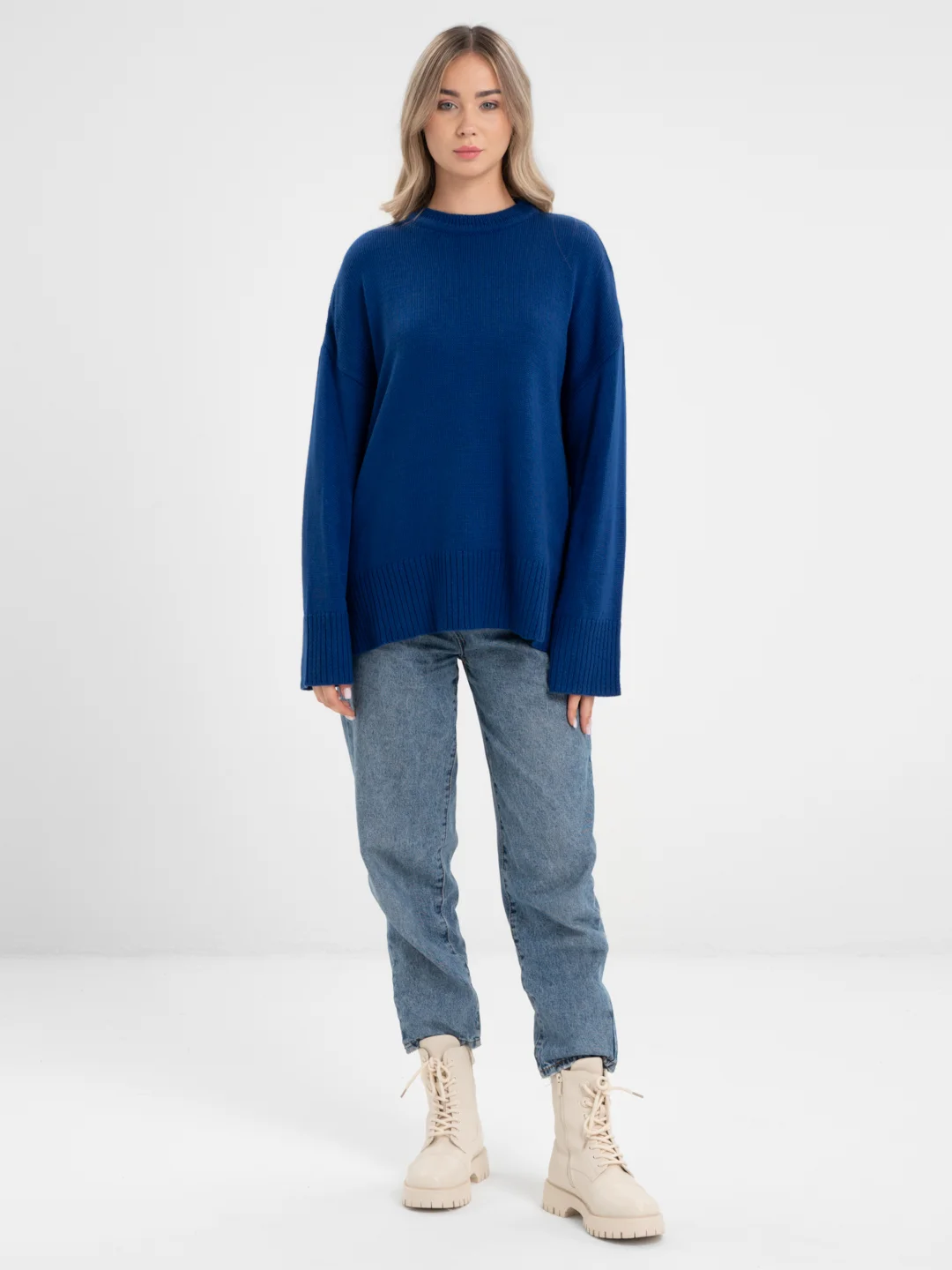 Синий свитер oversize