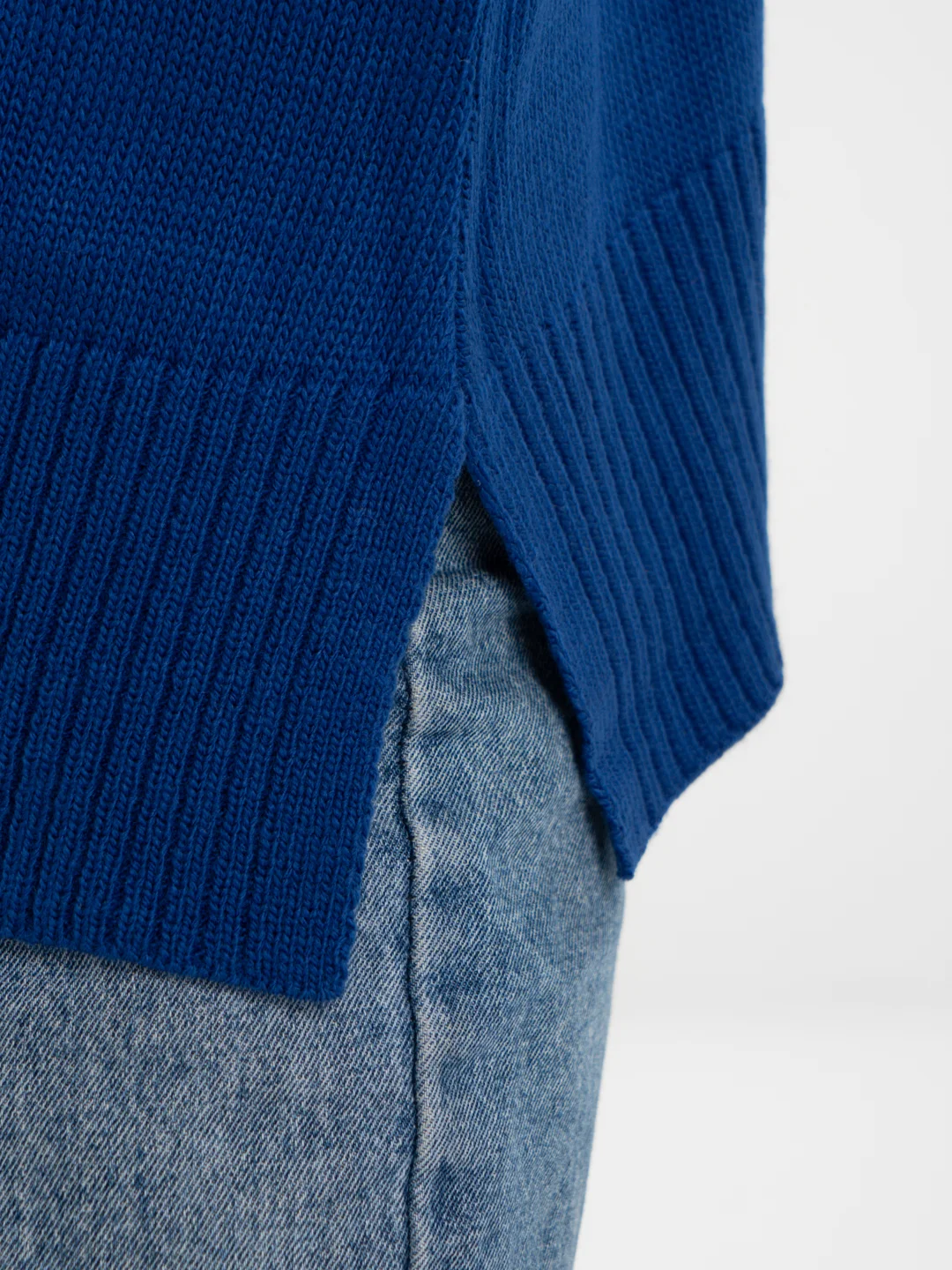 Синий свитер oversize