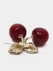 Алый брошь "Вишня"