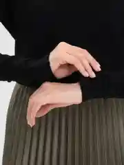 Черный свитер женский