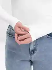 Белый лонгслив с открытым плечом