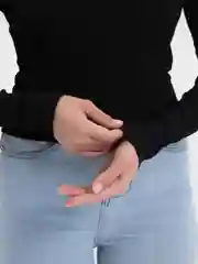 Черный лонгслив с открытым плечом