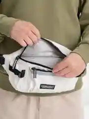 Белый сумка через плечо.