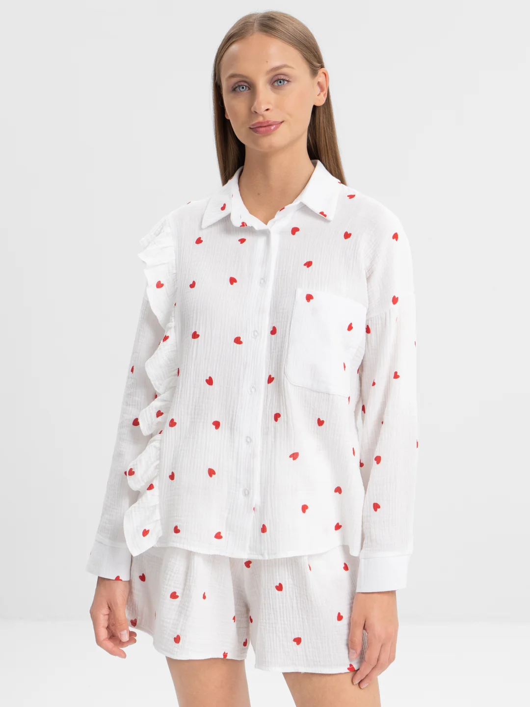 Белый костюм муслиновый женский, с шортами и рубашкой Izy Wear