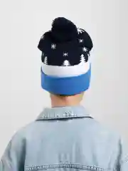 Черный новогодняя вязаная шапка с шерстяным помпоном