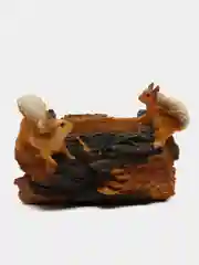 Кашпо белки на пне
