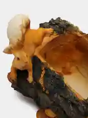 Кашпо белки на пне
