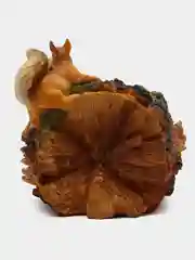 Кашпо белки на пне