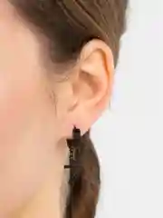 Черный серьги с подвеской-крестиком