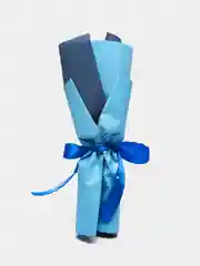 Синий букет из мыльной розы с мишкой